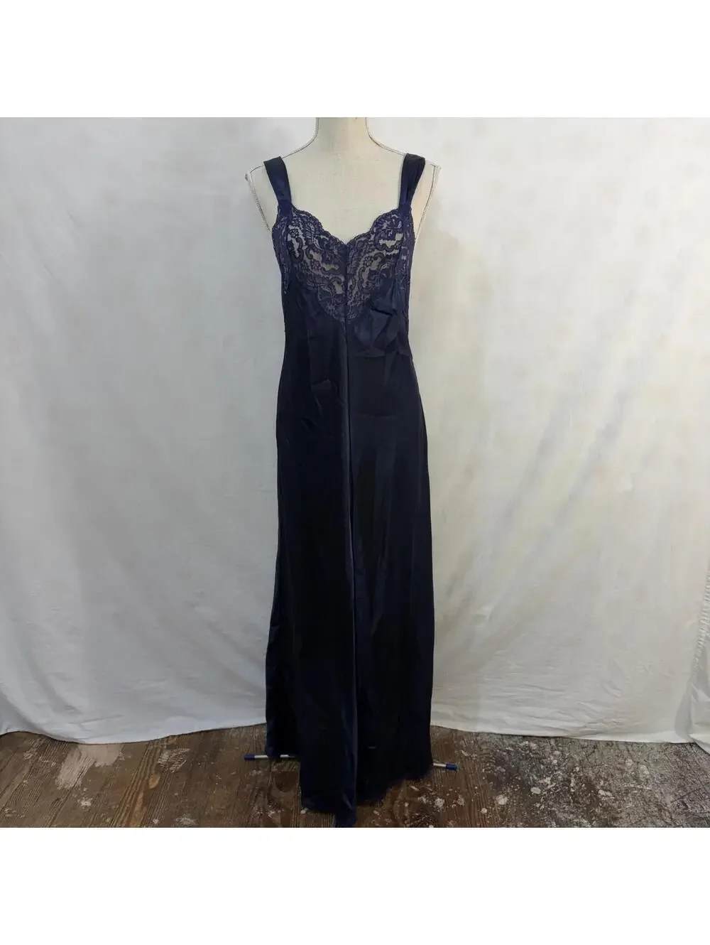 Navy lace front satin Vanity fair 70s vintage gown lingerie